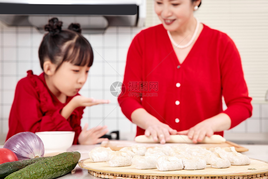 孙女陪伴奶奶厨房里包饺子图片