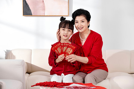 孩子满月红包奶奶孙女展示春节红包形象背景