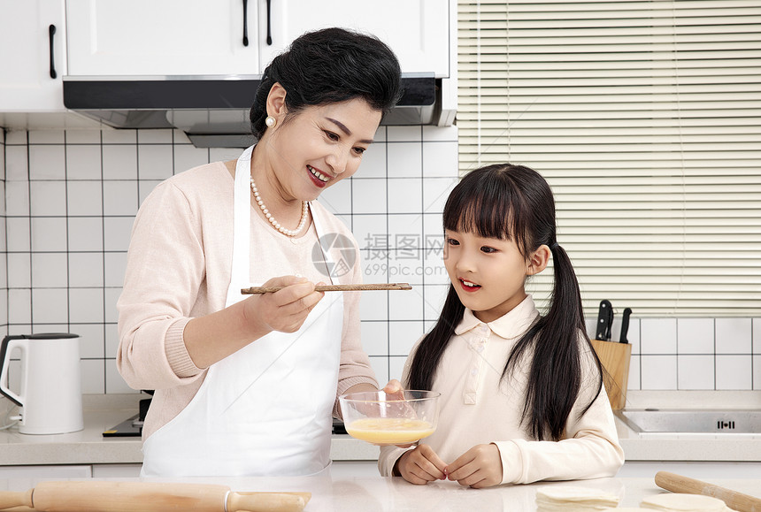 奶奶教孙女调制馅料图片