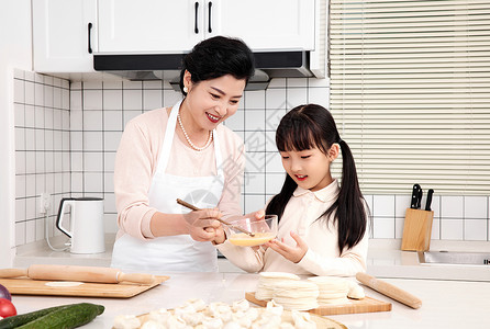 奶奶教孙女调制馅料高清图片