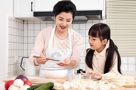 奶奶教孙女包饺子图片