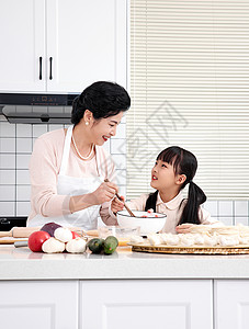奶奶厨房指导孙女包饺子图片