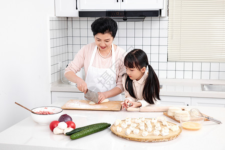 奶奶厨房指导孙女包饺子图片