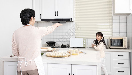 奶奶与孙女厨房里包饺子图片