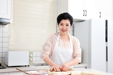 老人在厨房里包饺子图片