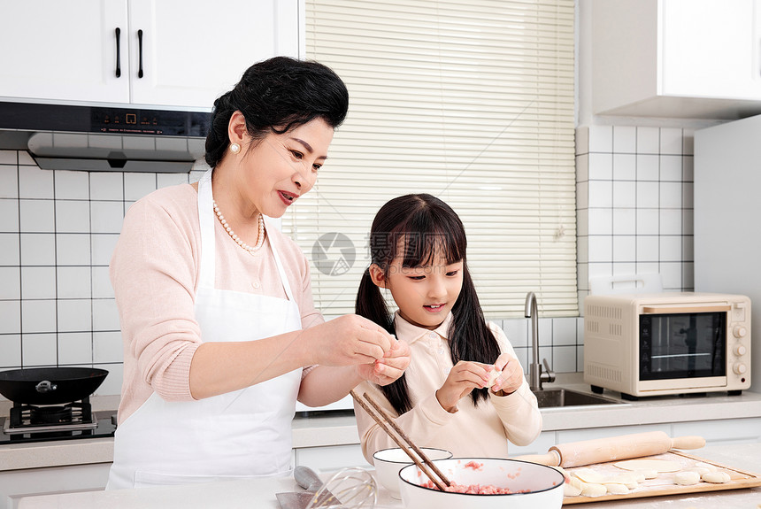 奶奶孙女厨房包饺子图片