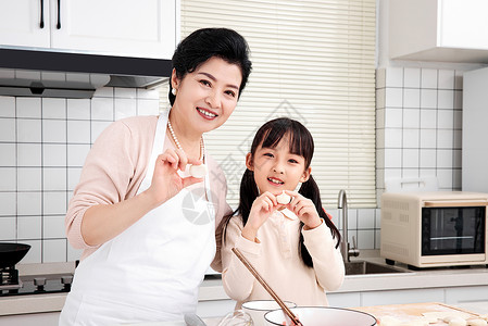 奶奶孙女厨房展示饺子图片