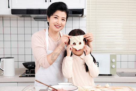 奶奶孙女厨房玩耍图片