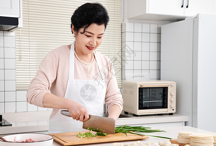 韭菜鸡蛋水饺老人切韭菜包饺子背景