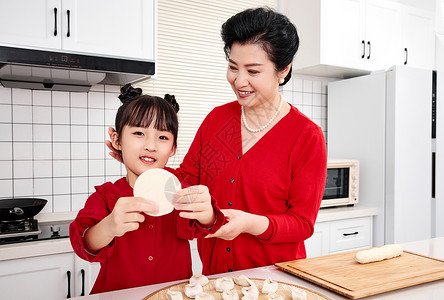 奶奶孙女厨房包饺子形象图片