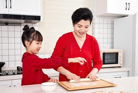 孙女陪伴奶奶厨房包饺子图片