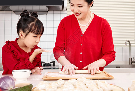 孙女陪伴奶奶厨房包饺子图片