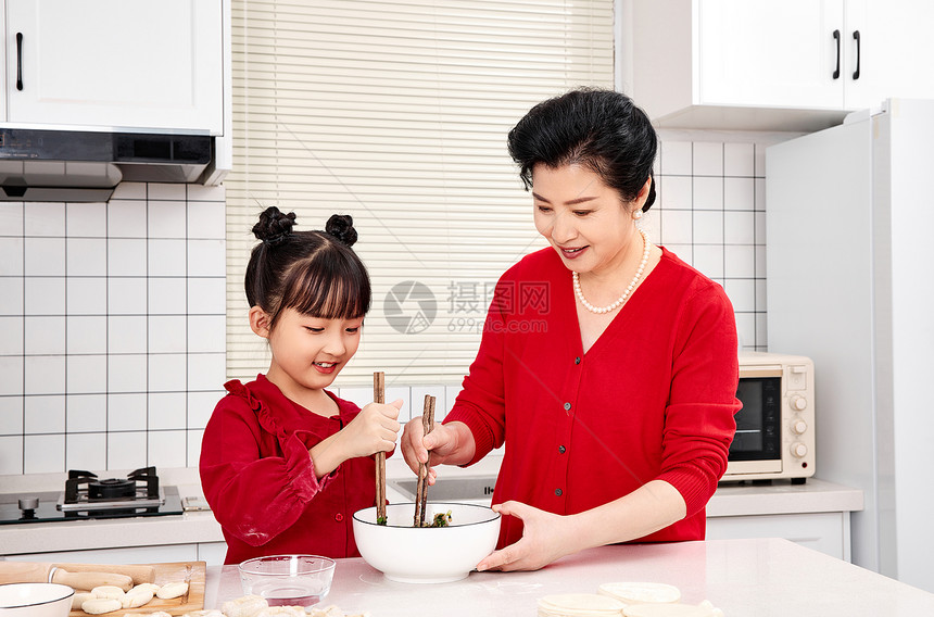 奶奶教孙女拌饺子馅料图片