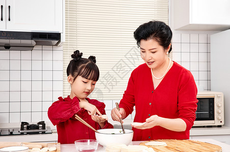 冬至家庭奶奶教孙女包饺子背景