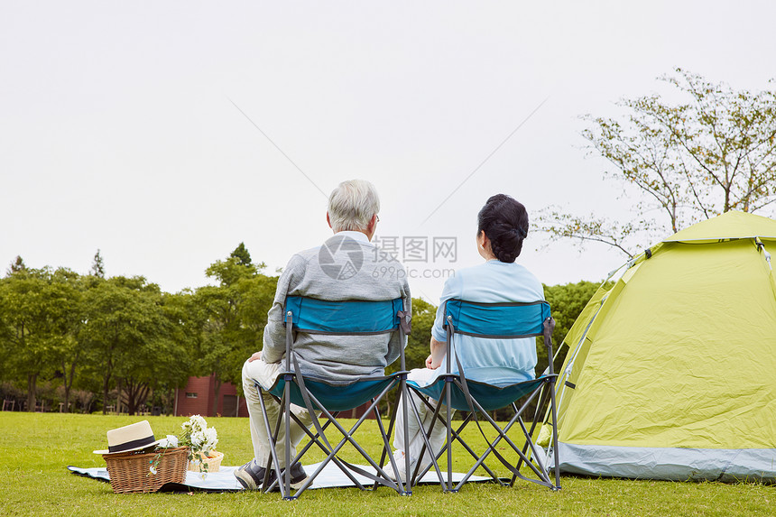 金婚恩爱夫妻户外野餐享受生活背影图片