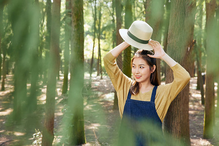 森女风范美女大学生森林公园游玩度假背景