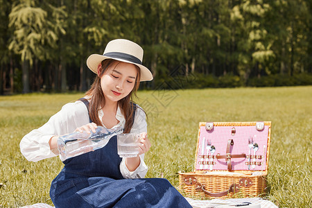 青年美女大学生户外郊游野餐图片