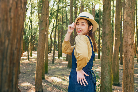 森女风范美女大学生森林公园游玩度假背景