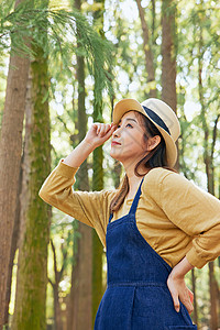 森女风范美女大学生森林公园游玩度假背景