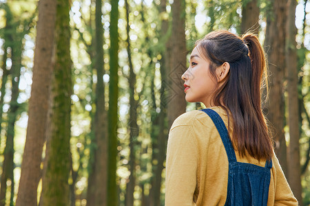 美女大学生森林公园游玩度假背景图片