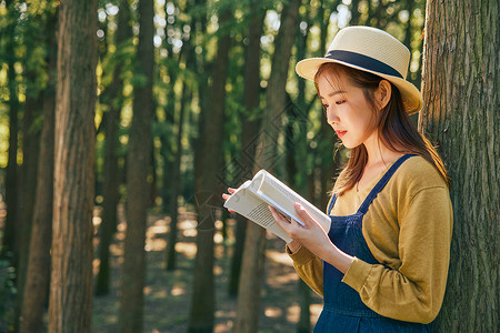 帽子里皮卡丘文艺美女公园里郊游看书阅读背景