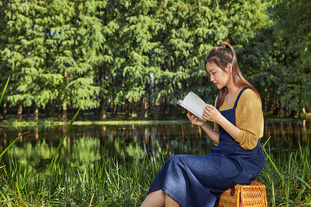 美女大学生公园湖边看书阅读图片