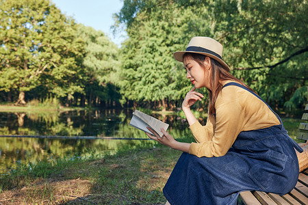 美女大学生公园湖边看书阅读图片