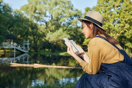 美女大学生公园湖边长椅上看书阅读图片