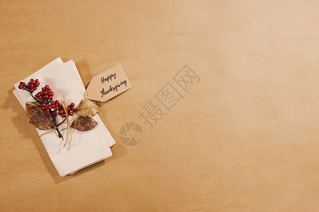 牛皮纸标签牛皮纸下的感恩节贺卡背景