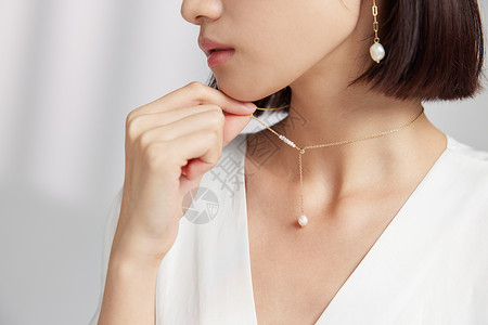 美女珍珠首饰展示特写高清图片