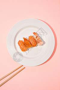 装盘的三文鱼和甜虾刺身背景图片