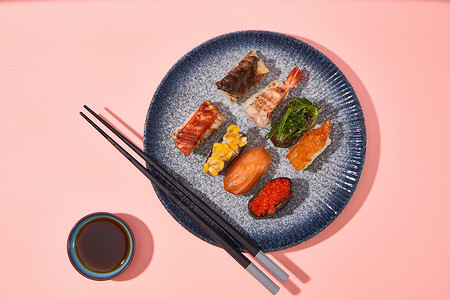 鳗鱼手握装盘的多种美味寿司背景