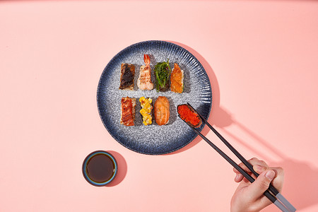 正准备吃的不一样的寿司高清图片