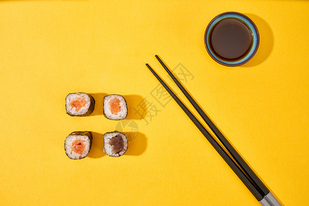 黄色背景下的美味寿司卷图片
