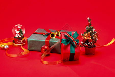 圣诞节礼物盒和小雪人背景图片