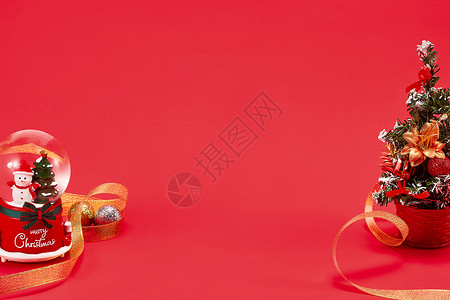 红色背景下的圣诞装饰品背景图片