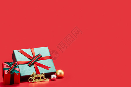 漂浮蓝色五角星红色背景下的圣诞节礼物背景