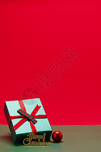 撞色背景下的圣诞节礼物盒图片
