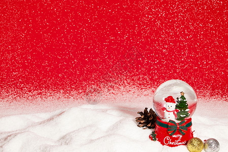 圣诞老人鹿红色背景下的圣诞装饰品背景
