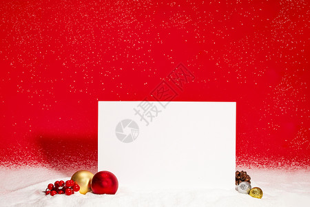 五角星装饰品白雪下的圣诞装饰品背景