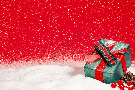 雪花下的圣诞节礼物盒高清图片
