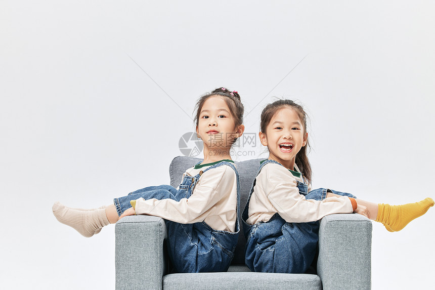 双胞胎小姐妹快乐童年相伴图片