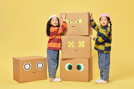双胞胎可爱小女孩玩创意表情纸盒箱图片