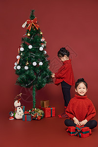 双胞胎小女孩过圣诞节挂装饰背景图片
