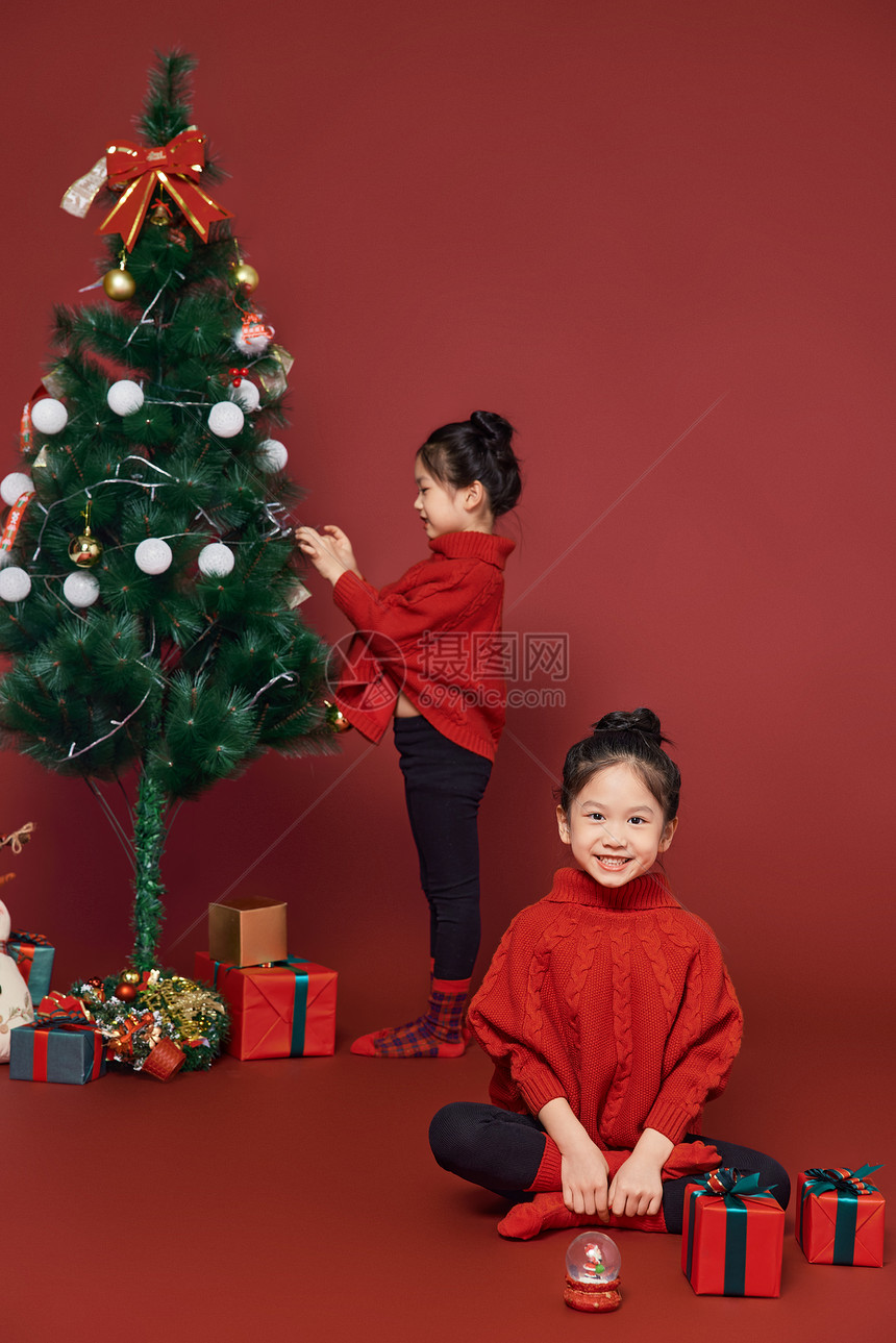 双胞胎小女孩过圣诞节挂装饰图片