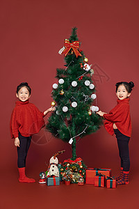 挂条幅的女孩双胞胎小女孩过圣诞节挂装饰背景
