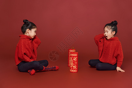 新年春节双胞胎女孩握耳朵图片