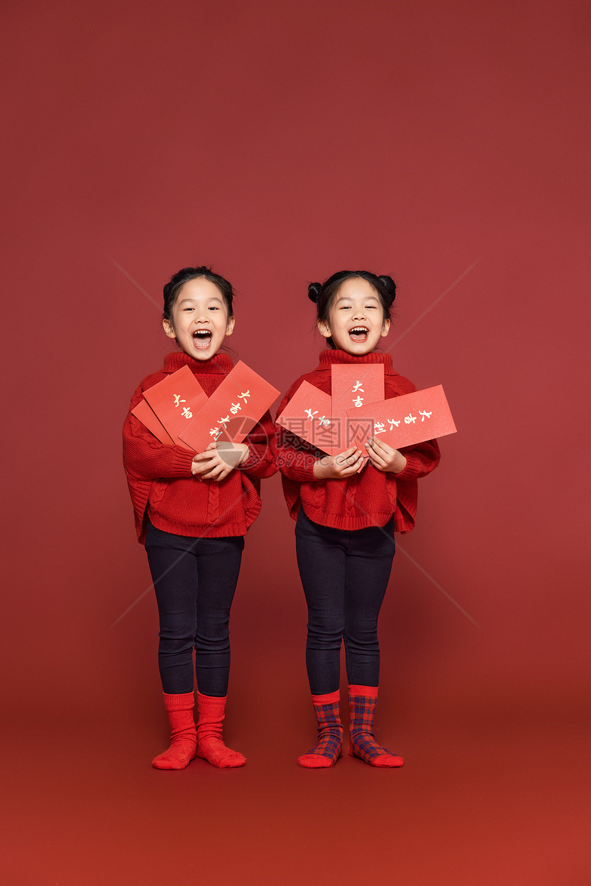 新年春节双胞胎女孩送红包图片