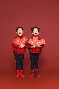 新年春节双胞胎女孩送红包高清图片