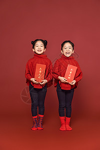 新年春节双胞胎女孩送红包高清图片